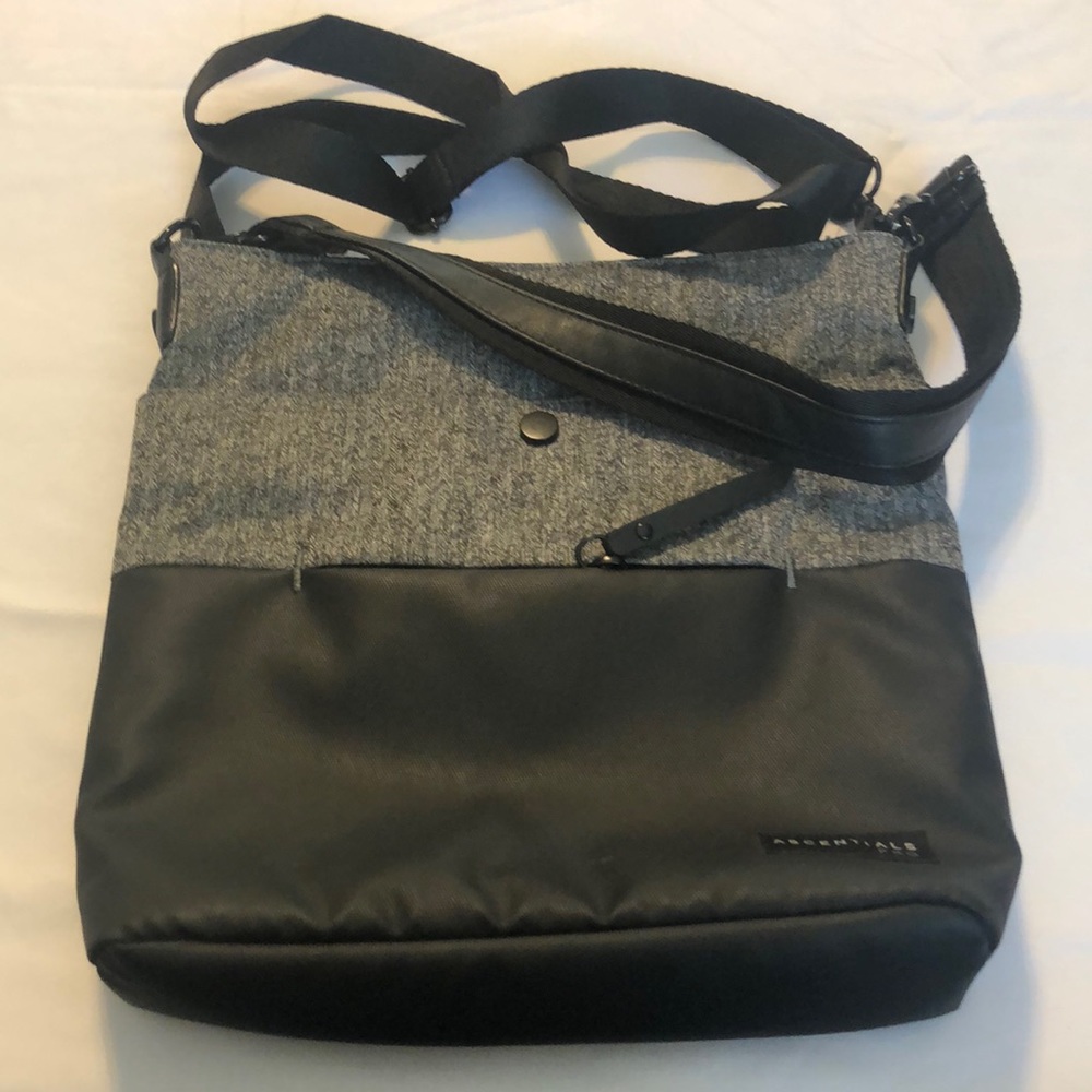 Ascentials by Sherpani Emerson bag